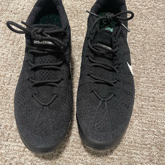 Nike vapormax Black and White Sneakers - Picture 2 of 5